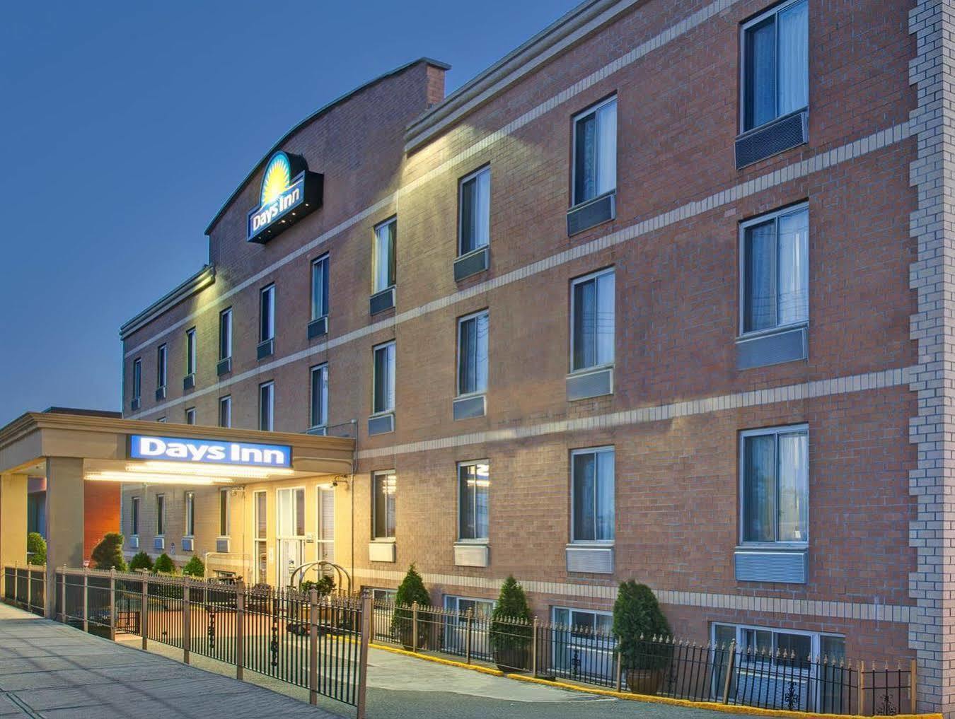 Days Inn By Wyndham Jamaica / Jfk Airport New York Exterior photo